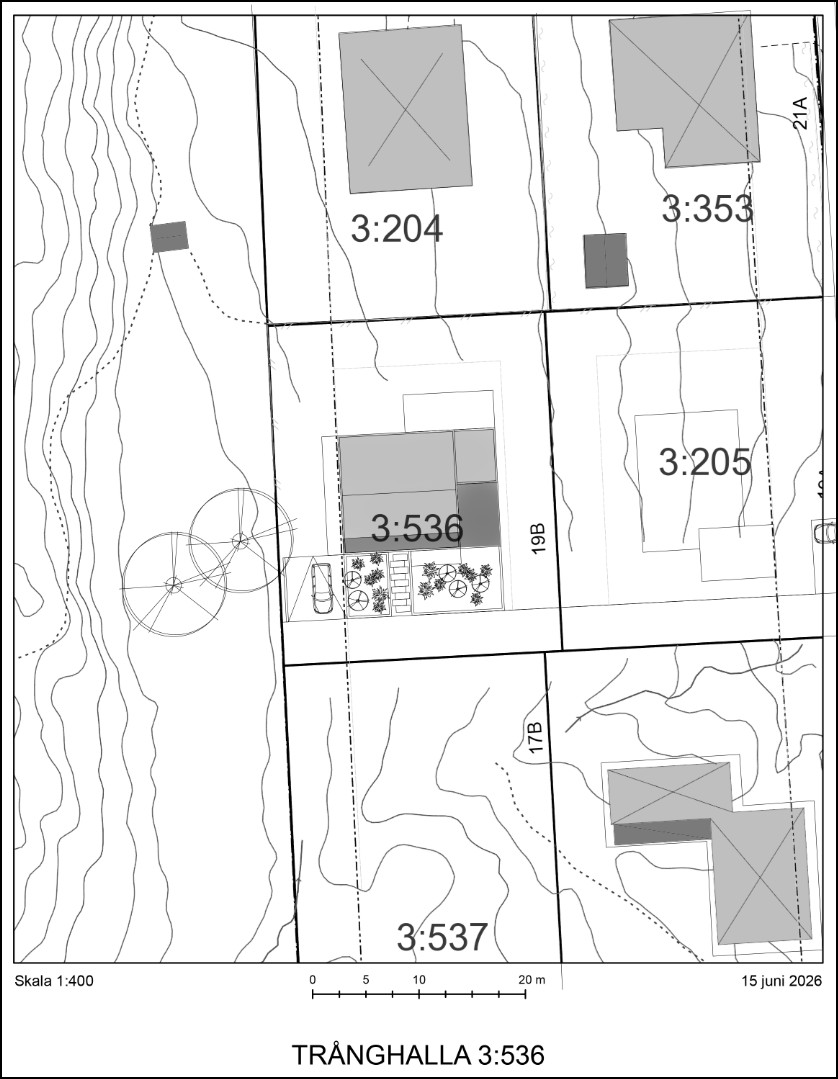Tomtkarta över Trånghalla 3:536 med husets, carportens och trädgårdens placering på tomten, skala 1:400